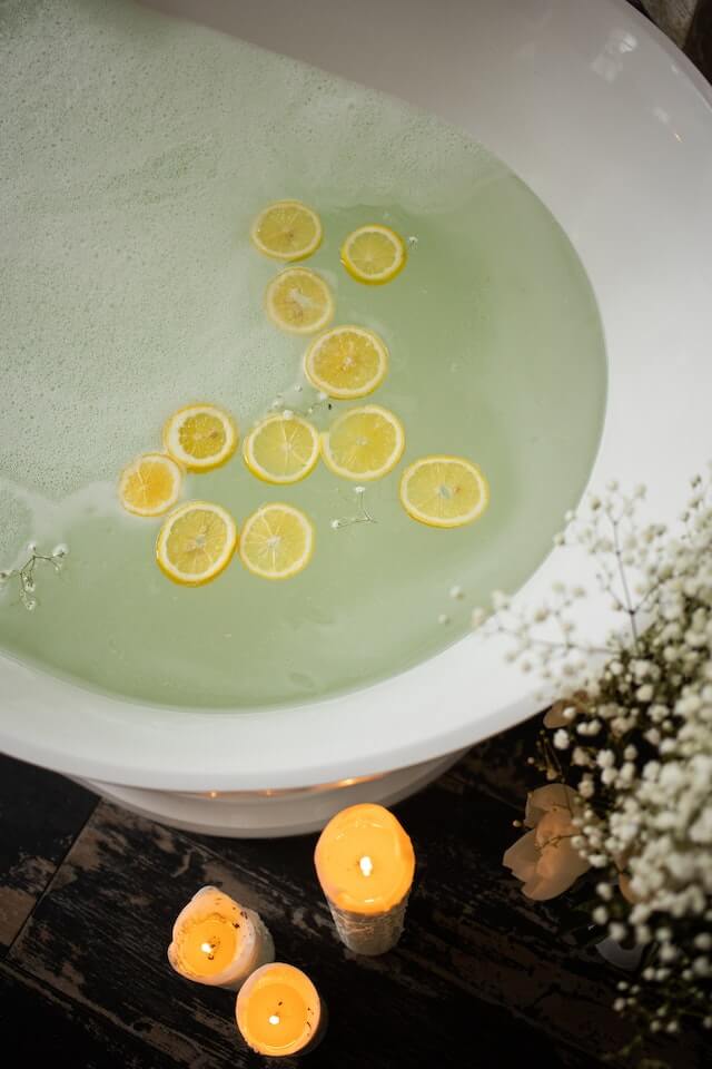 foto detalle de una bañera con limon y productos naturales para cuidar y mimar la piel