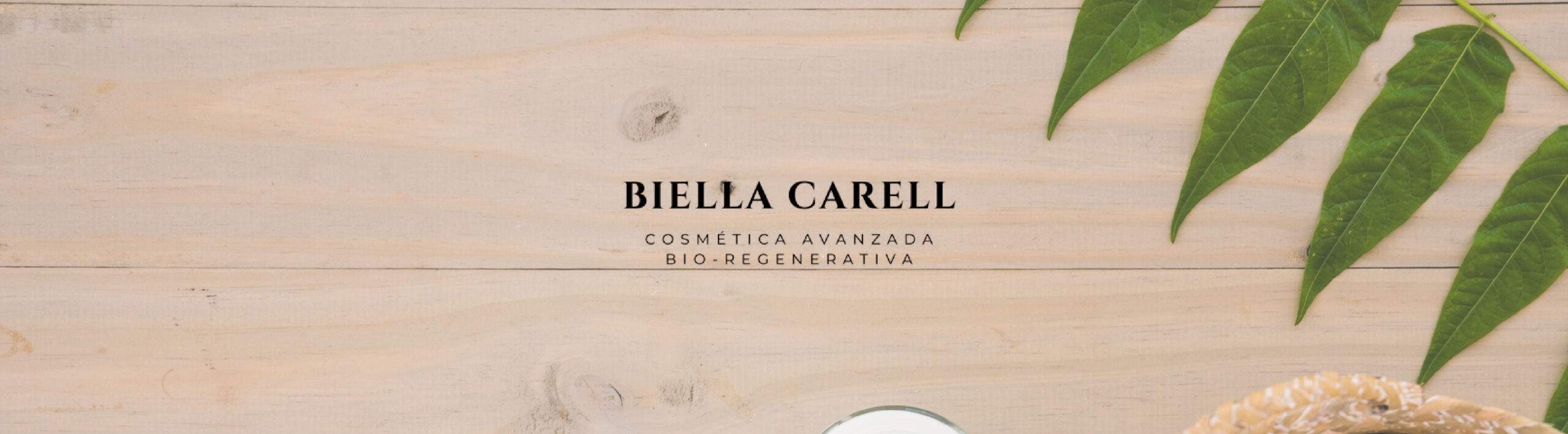 Banner promocional de la marca Biella Carell con un fondo de madera natural y hojas verdes