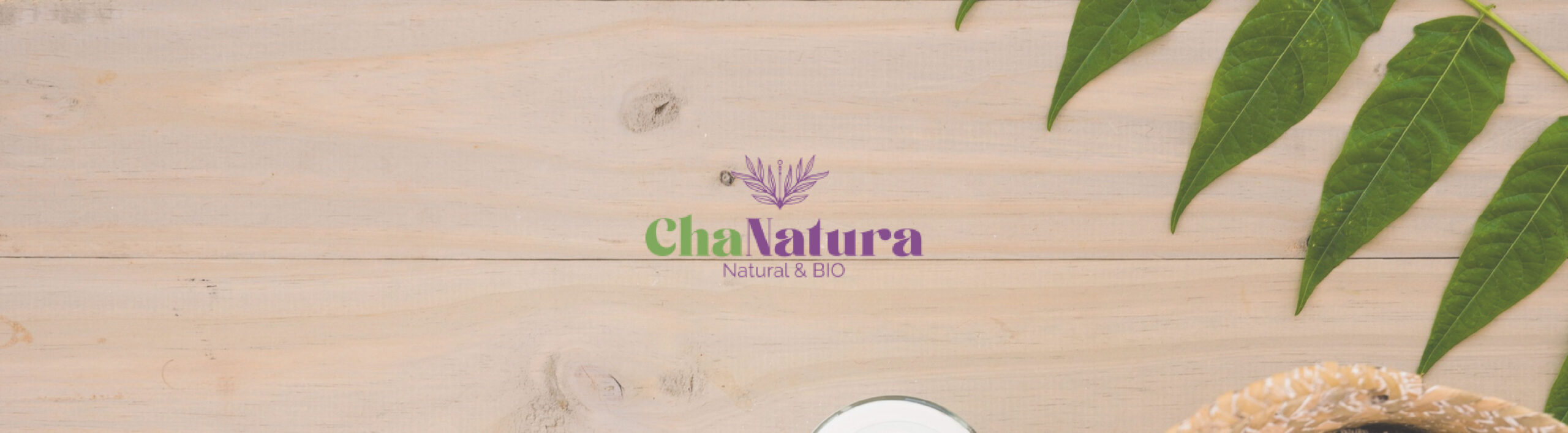 Banner promocional de la marca Chanatura con un fondo de madera natural y hojas verdes